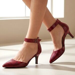 NWOT Wandah Snakeskin Pointed Toe Pumps - Red - Size 7.5M